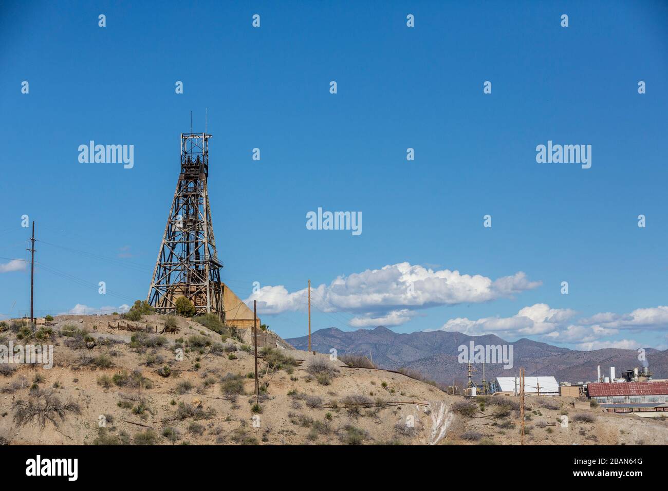 L'ancien cadre de tête surplombe le siège minier actuel d'une grande mine de strip à Miami, en arizona Banque D'Images