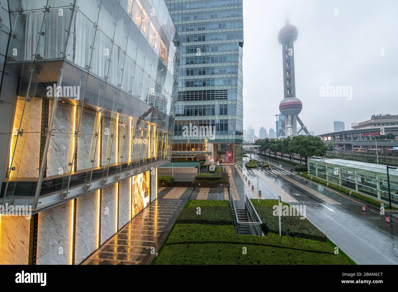 Le trottoir vide à l'extérieur du magasin Gucci du centre commercial IFC à Shanghai, en Chine Banque D'Images