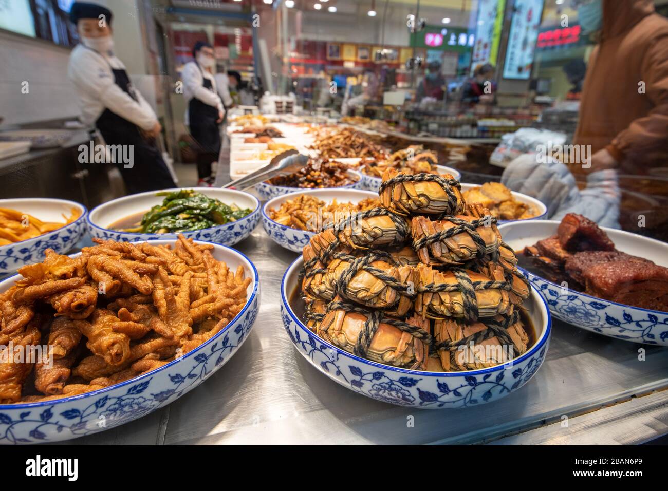 Divers aliments à vendre dans un magasin local de Shanghai, Chine. Banque D'Images