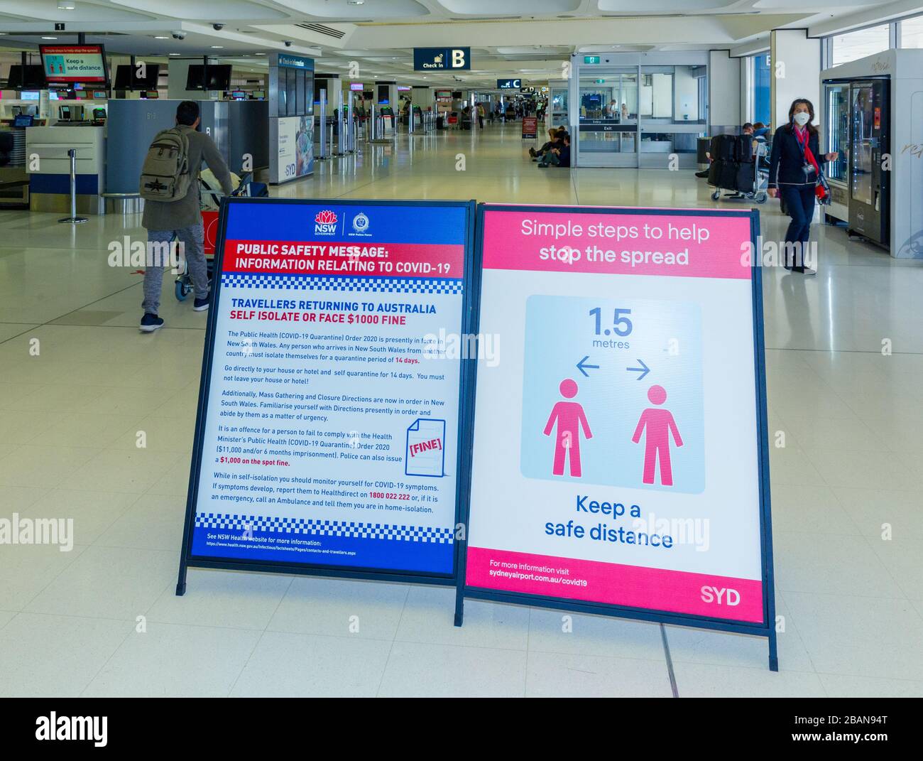 Panneaux d'avertissement et consignes de sécurité du Coronavirus Covid-19 à l'aéroport international de Sydney (Kingsford Smith) en Australie. Banque D'Images