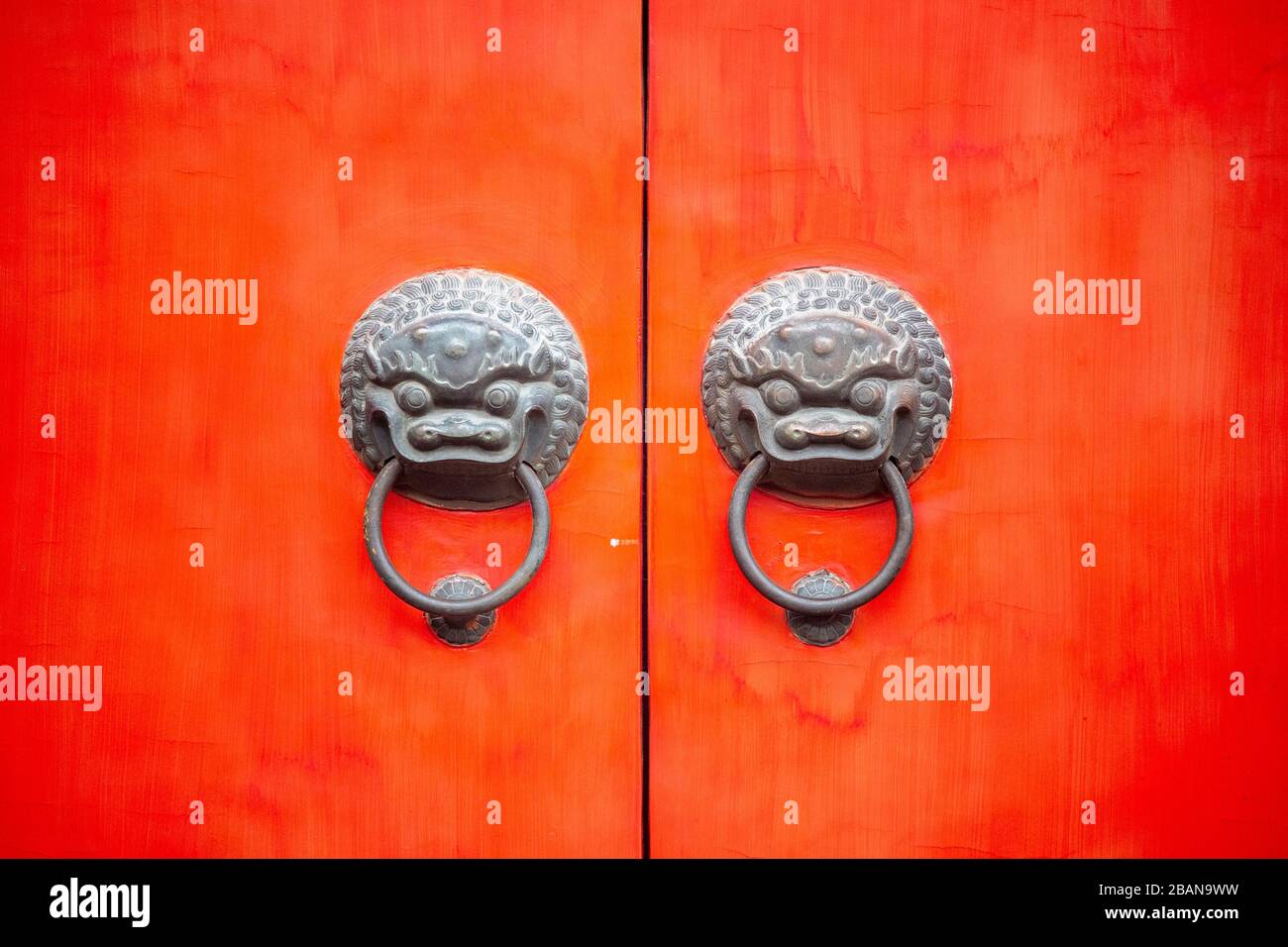 Knockers à la porte du temple de Bouddha de Jade à Shanghai, Chine. Banque D'Images