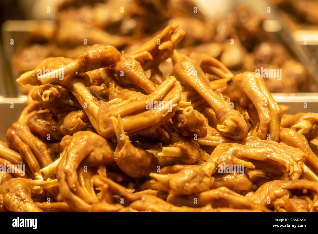 Pieds de poulet à vendre sur un marché local , Shanghai, Chine Banque D'Images