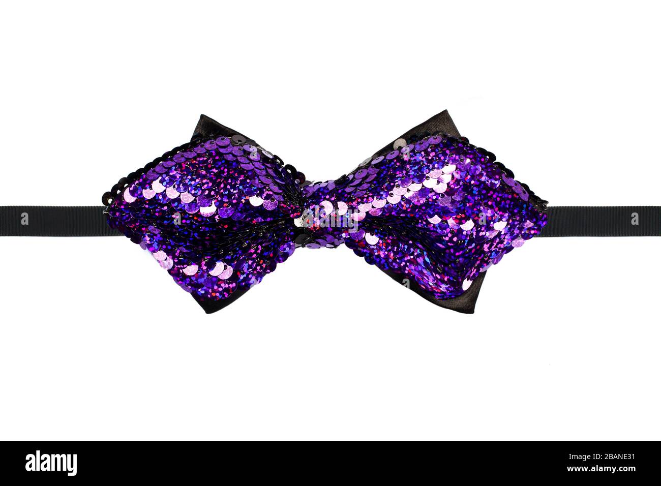 Noeud papillon en sequins violet isolé sur fond blanc Banque D'Images