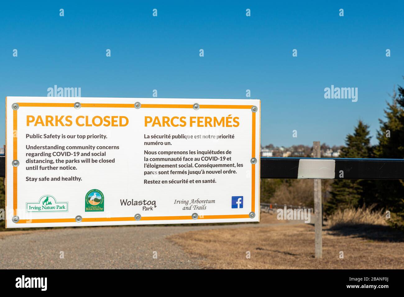 Saint John, N.-B., Canada - le 28 mars 2020 : un panneau à l'extérieur d'un parc informe les gens que les parcs sont fermés en raison de COVID-19. Banque D'Images