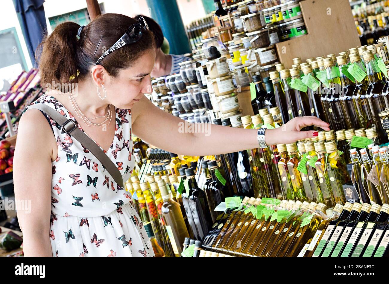 Femme achetant de l'huile d'olive - un souvenir et un produit local de l'Istrie croate Banque D'Images
