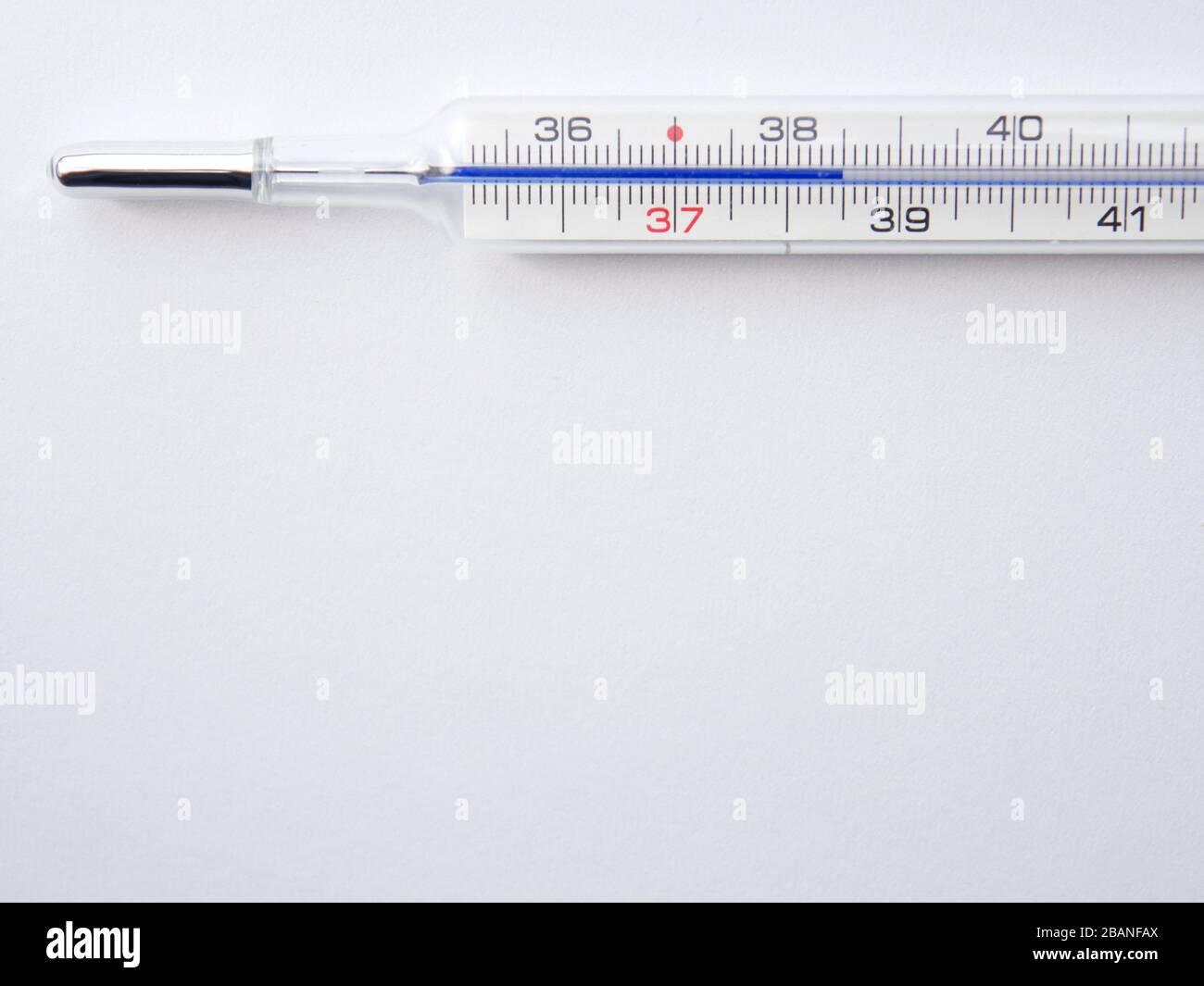 Gros plan d'un thermomètre pour mesurer la température corporelle en degrés Celsius à 38° de fond. Banque D'Images
