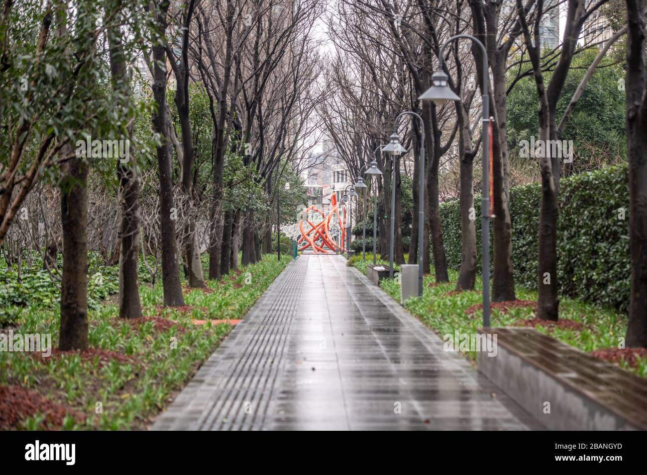 Une voie vide traversant le parc de sculptures de Jing'an à Shanghai, en Chine. Banque D'Images