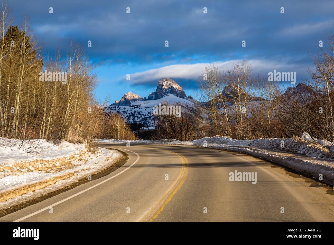 Une route pavée sinueuse menant au domaine skiable de Grand Targhee s'ouvre vers le sommet du Grand Teton au Wyoming. Banque D'Images