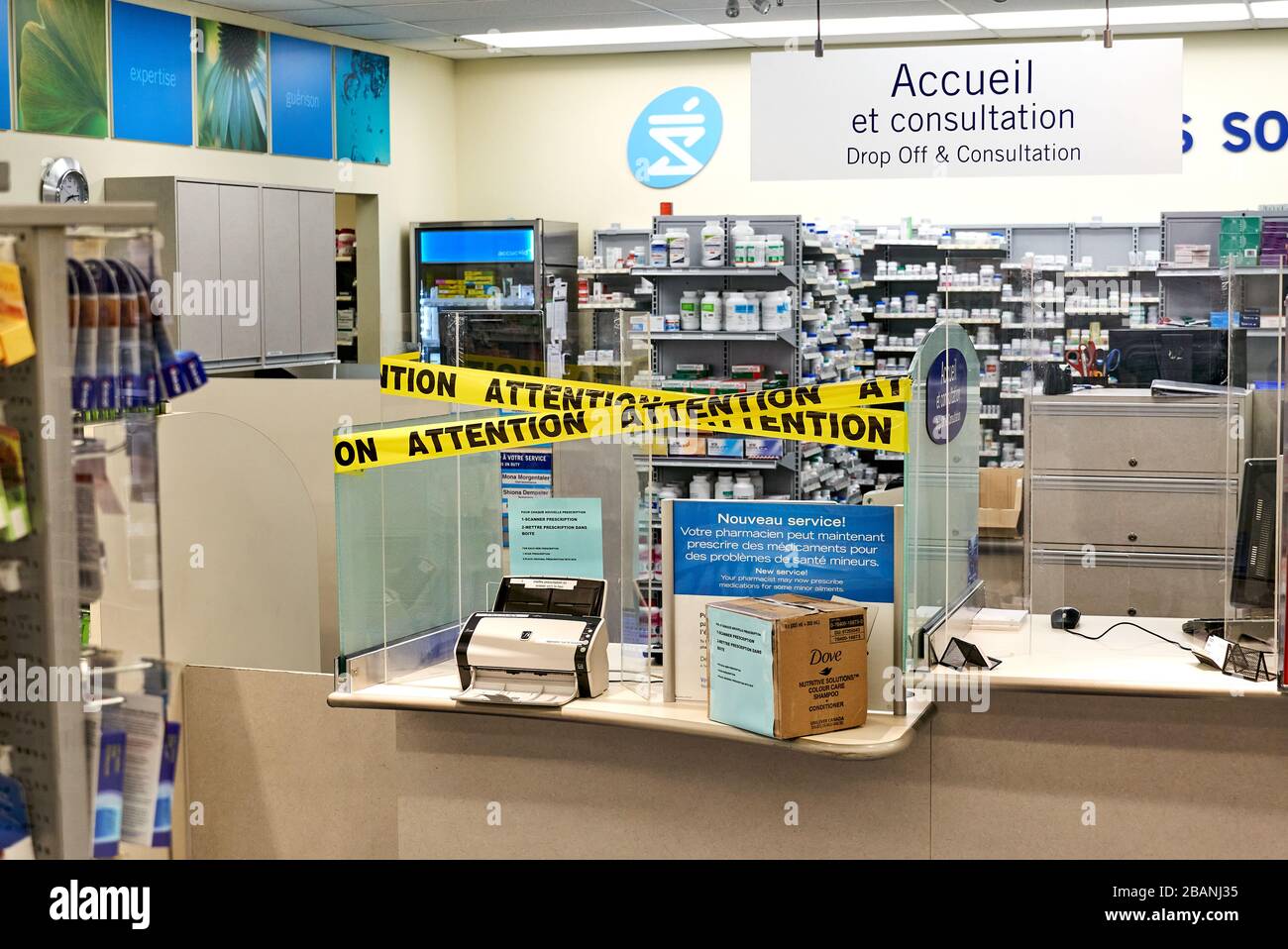 Montréal, Canada - le 28 mars 2020 : à l'attention de la rédaction et du ruban adhésif à la section de prescription de la pharmacie. Nouvelle procédure mise en œuvre au Québec lorsque la cdp populaire Banque D'Images