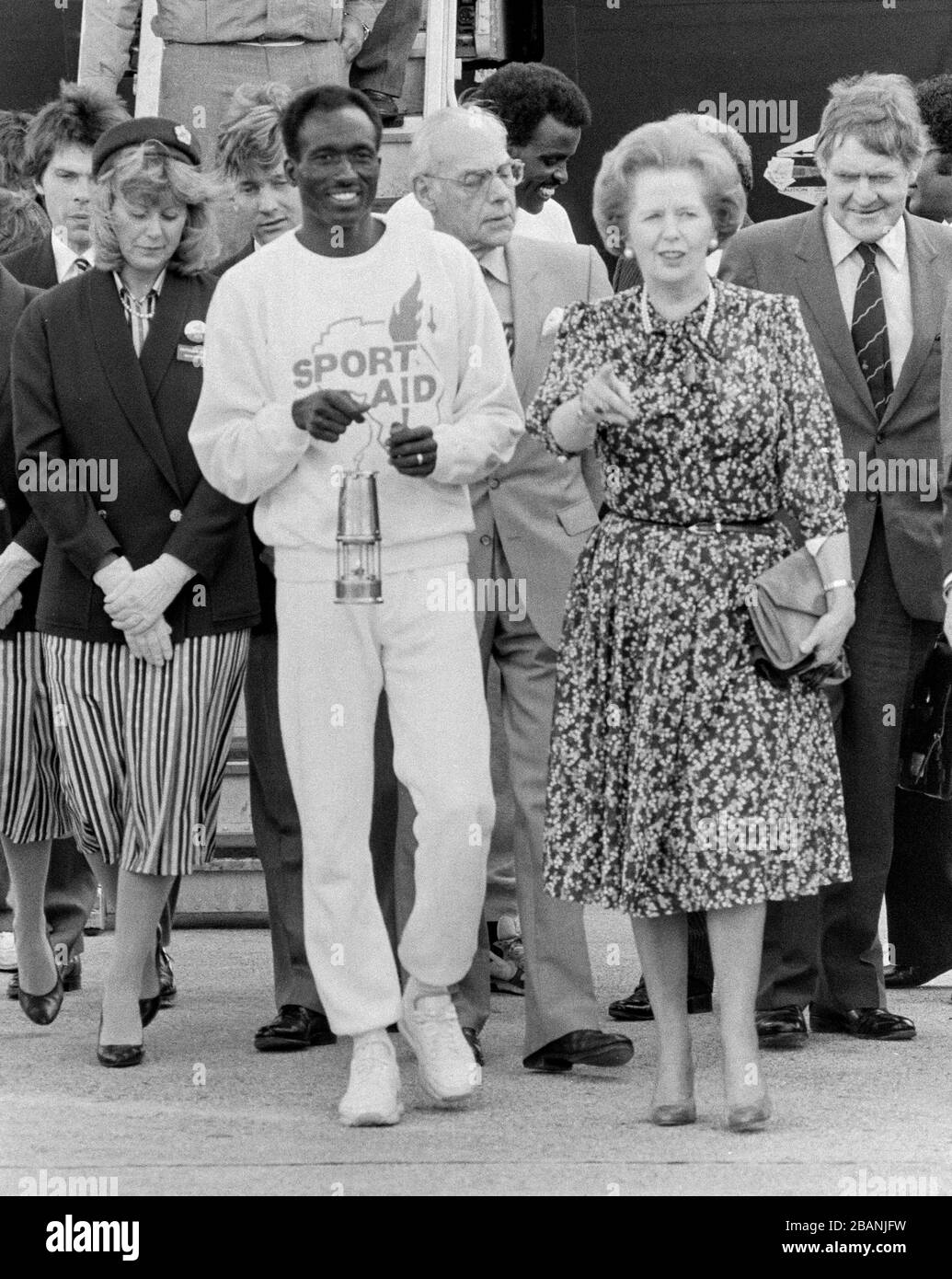 Le Premier ministre Margaret Thatcher et l'athlète soudanais Omar Khalifa ont fait la promotion de la charité pour la collecte de fonds d'aide au sport à Londres en mai 1986. Banque D'Images