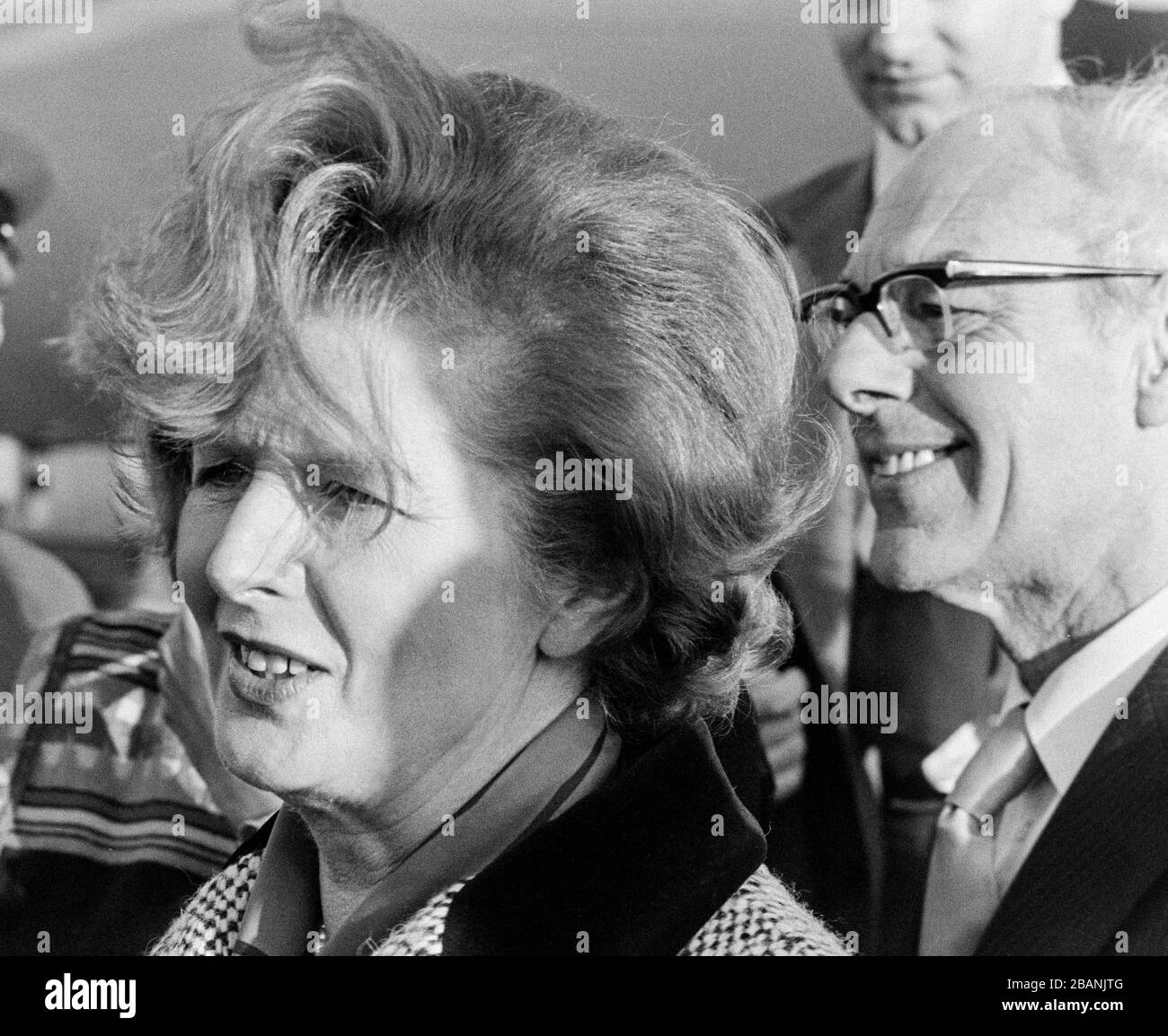 Le Premier ministre Margaret Thatcher et son mari Denis à l'aéroport d'Heathrow en décembre 1979. Banque D'Images