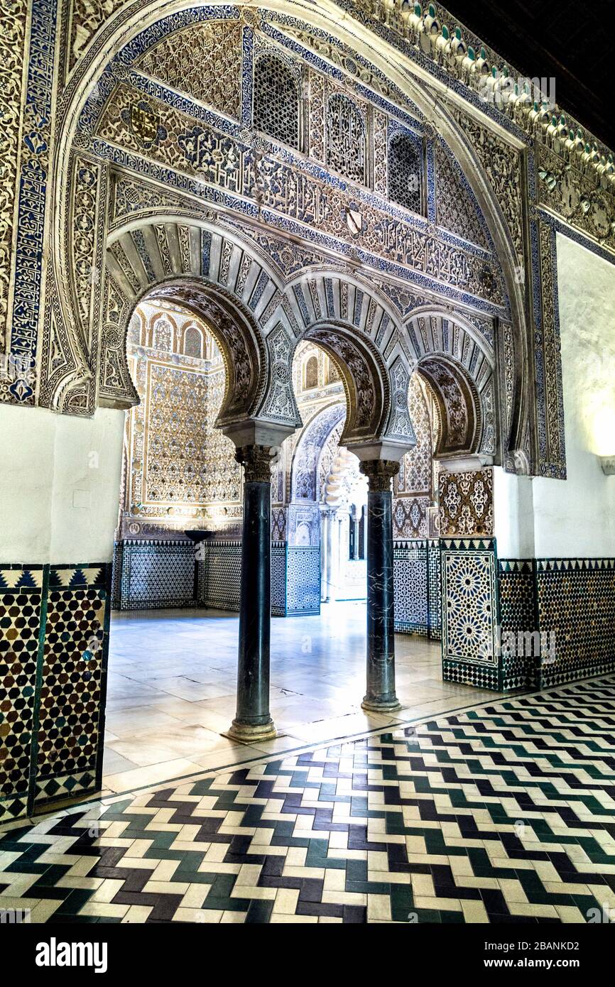 Arches en forme de trou de serrure au Royal Alcázar de Séville, Andalousie, Espagne Banque D'Images
