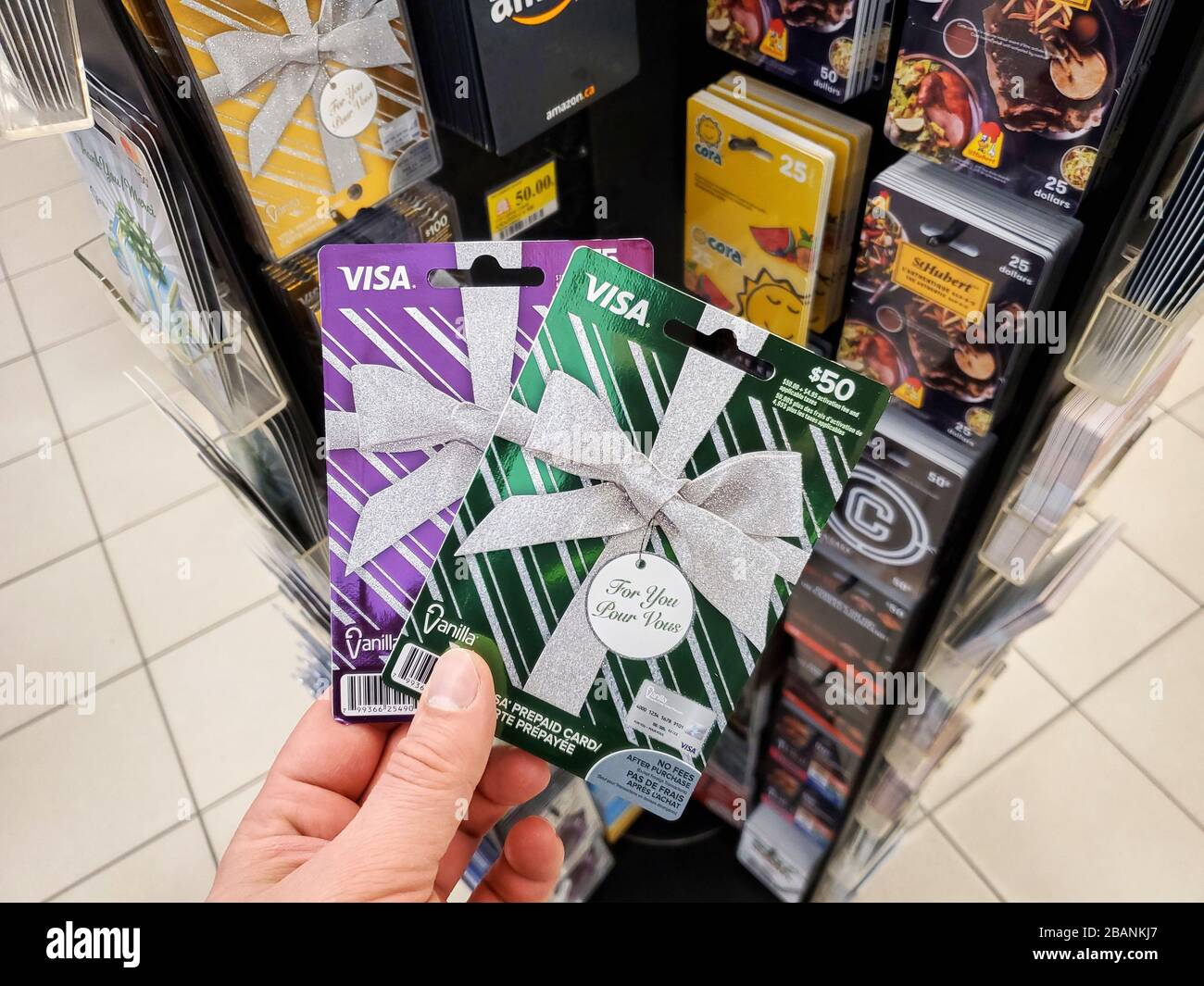 Montréal, Canada - le 22 mars 2020 : carte-cadeau Visa dans une remise sur  les cartes-cadeaux contexte. Visa est une entreprise américaine de services  financiers multinationaux Photo Stock - Alamy