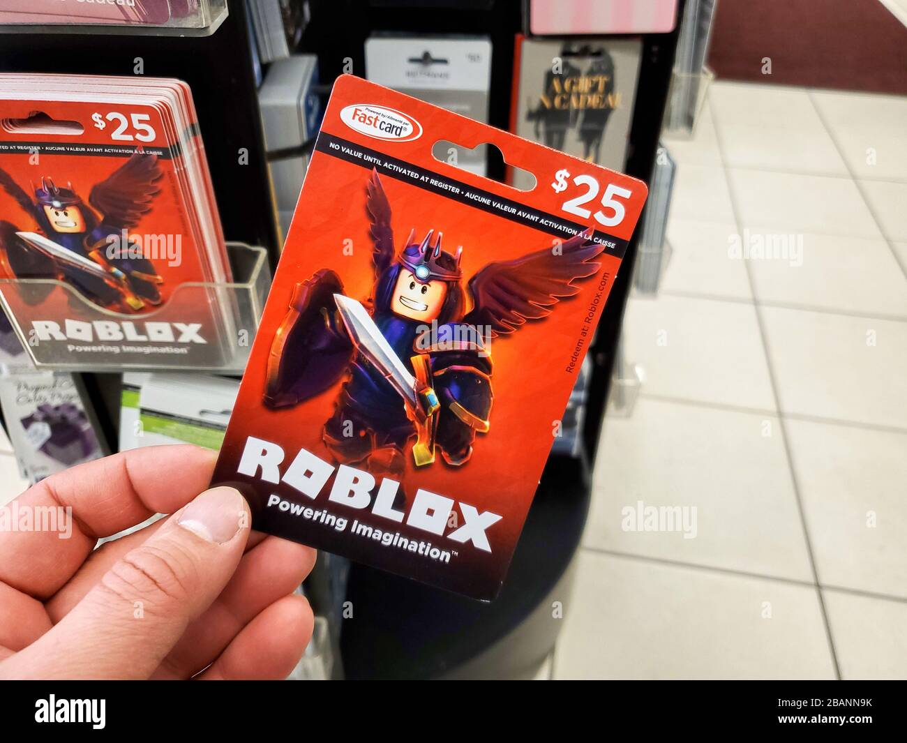Montréal, Canada - 22 mars 2020 : carte-cadeau Roblox dans une main sur les  cartes-cadeaux contexte. Roblox est un jeu vidéo en ligne multijoueur et la  création de jeux Photo Stock - Alamy