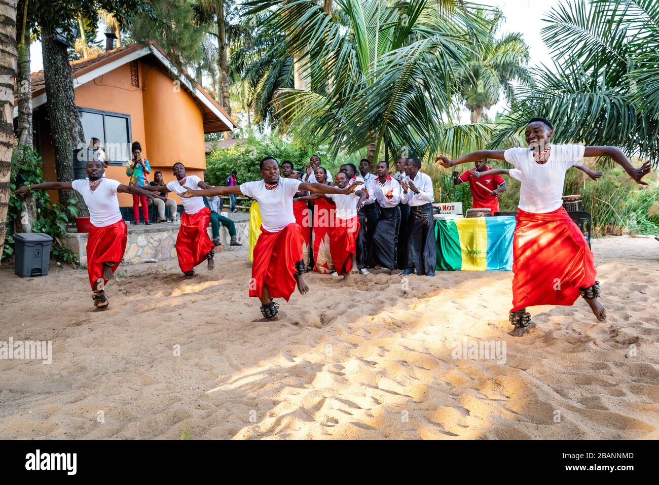 Des danseurs et des musiciens se produisent à Entebbe, en Ouganda Banque D'Images