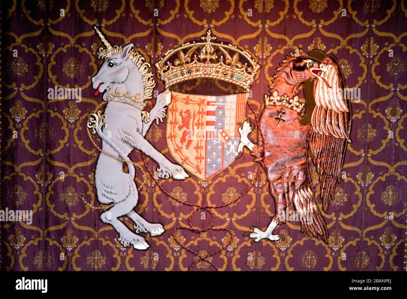 Détail de la broderie licorne et aigle sur la suspension royale derrière le trône dans la salle de présence de la Reine (réception), Château de Stirling, Écosse. Banque D'Images