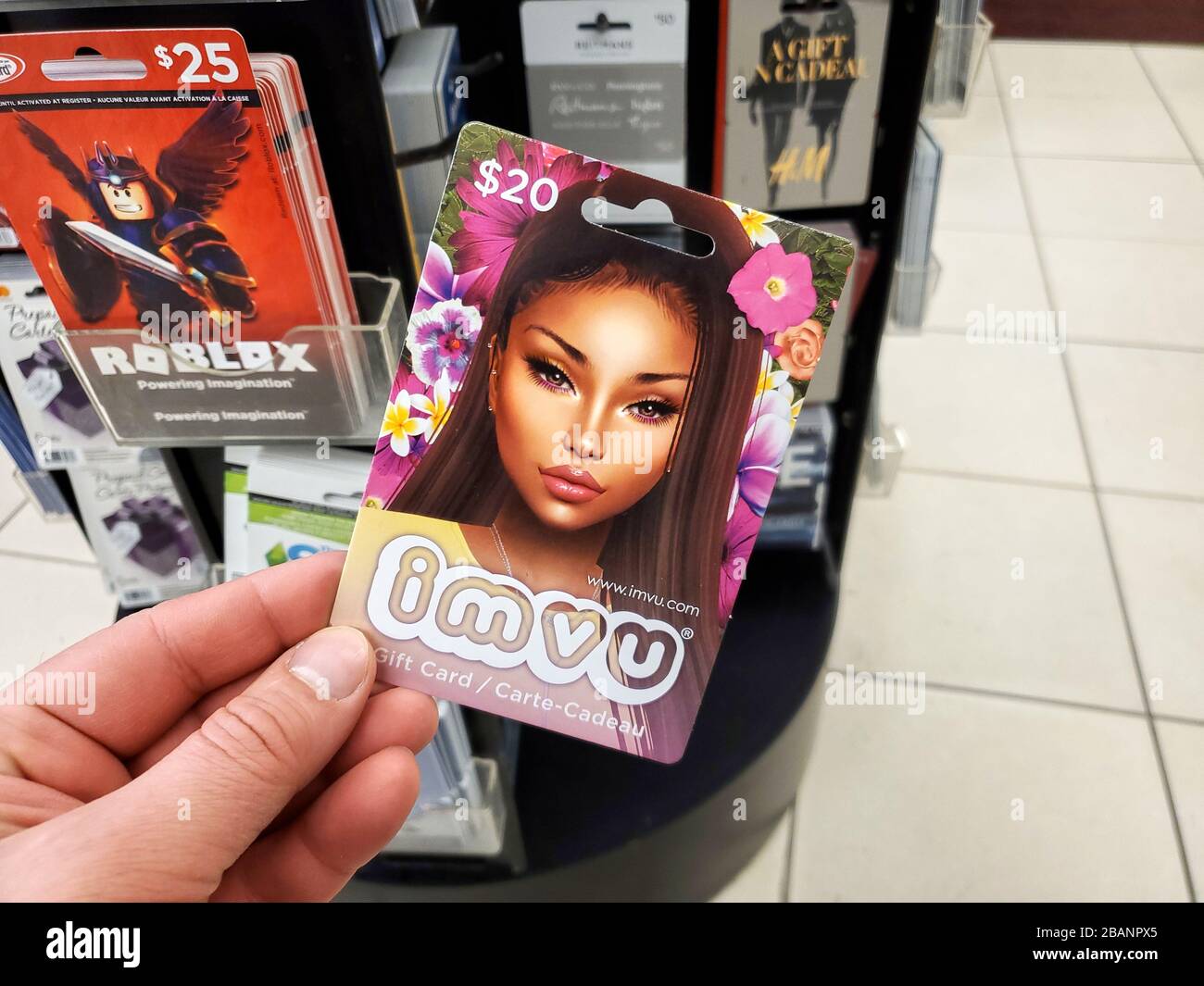 Montréal, Canada - 22 mars 2020 : carte-cadeau Roblox dans une main sur les  cartes-cadeaux contexte. Roblox est un jeu vidéo en ligne multijoueur et la  création de jeux Photo Stock - Alamy