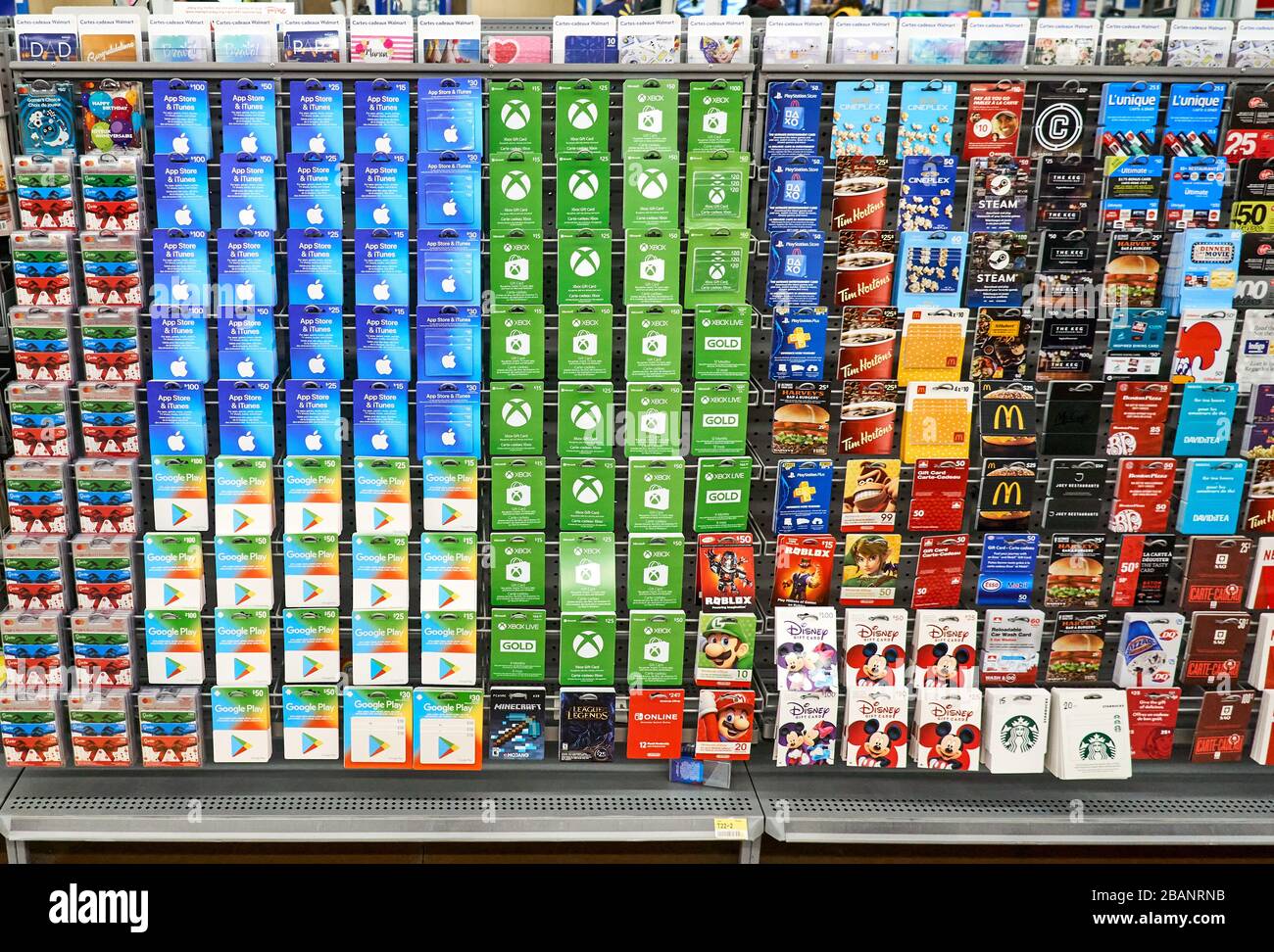 Montréal, Canada - 22 mars 2020: Un stand avec des cartes-cadeaux de différents services et entreprises comme: Apple Store, McDonalds, Xbox, Nintendo, iTunes Banque D'Images