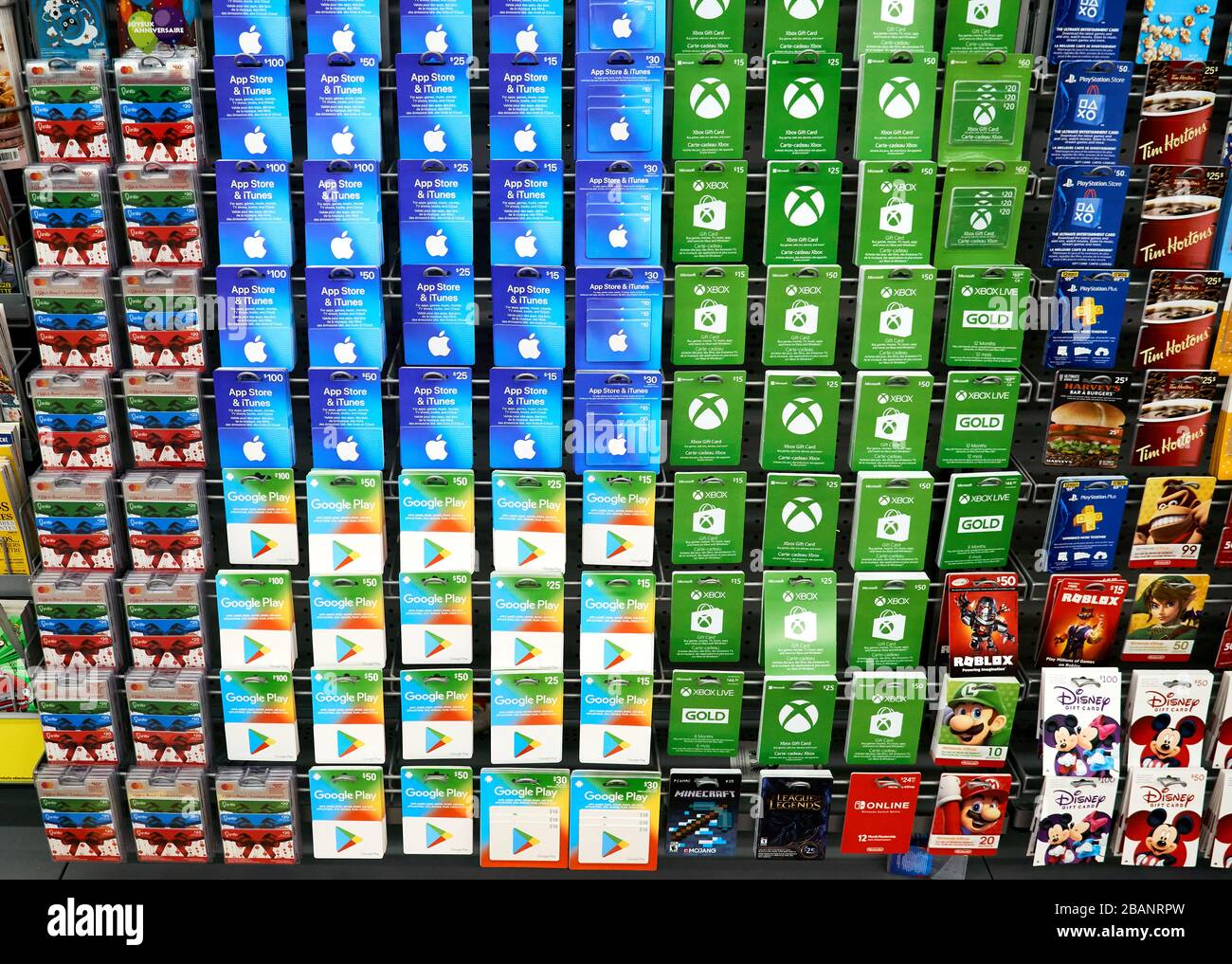 Montréal, Canada - 22 mars 2020: Un stand avec des cartes-cadeaux de différents services et entreprises comme: Apple Store, McDonalds, Xbox, Nintendo, iTunes Banque D'Images