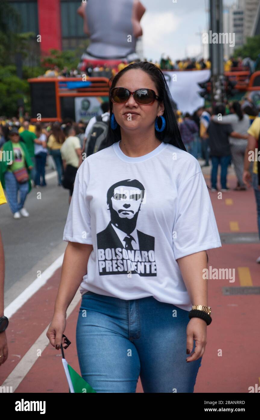 Sao Paulo, SP, Brésil, 2018/10/21, candidat à la présidence de démonstration, Jair Bolsonaro, sur l'avenue Paulista, jeune femme portant des lunettes de soleil et Bosso Banque D'Images