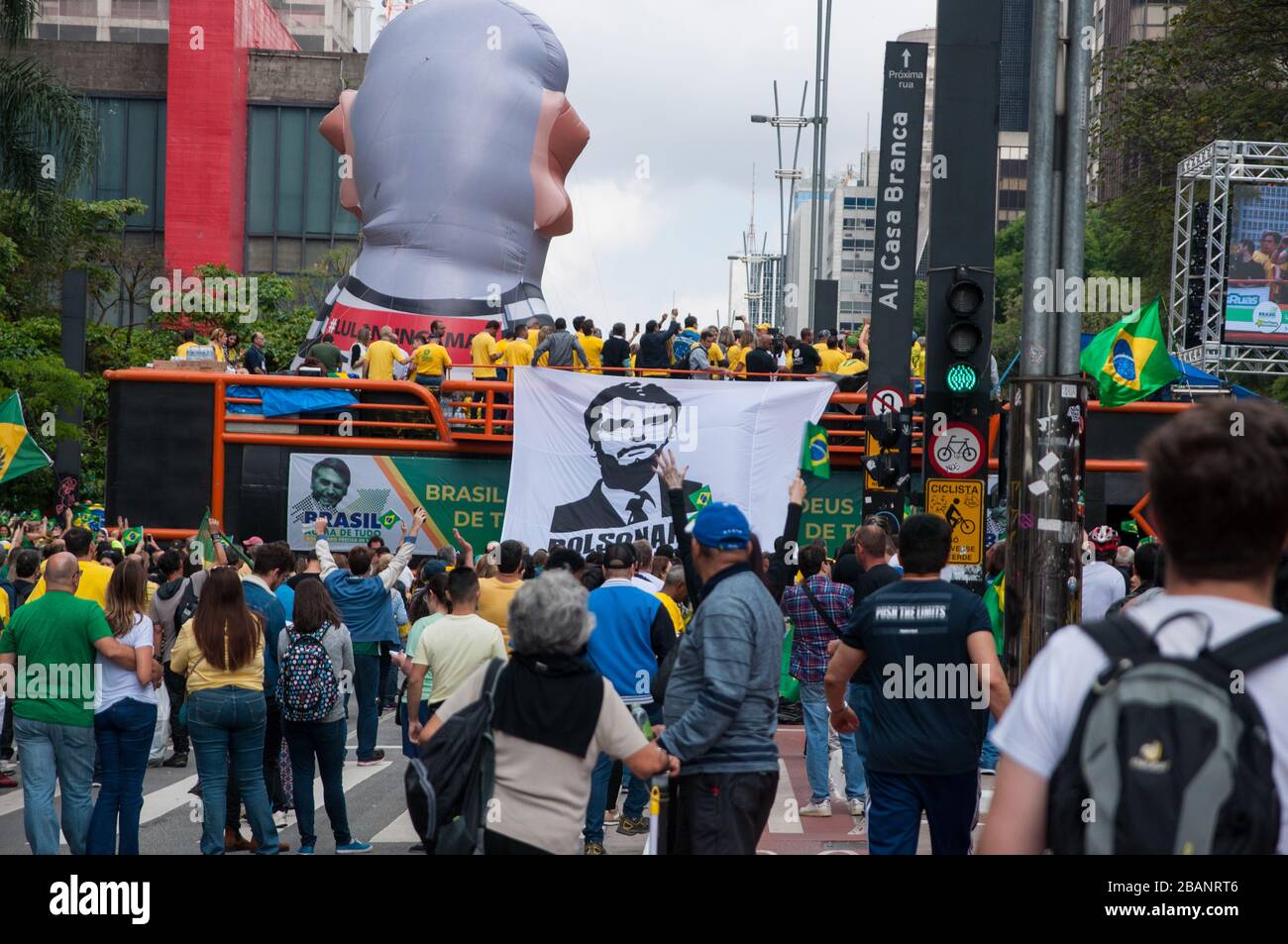 Sao Paulo, SP, Brésil, 2018/10/21, candidat à la présidence de démonstration, Jair Bolsonaro sur l'avenue Paulista, la foule se réunit autour de camion sonore à sup Banque D'Images