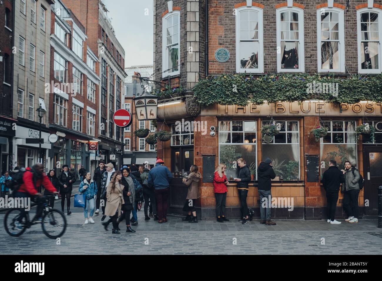 Londres, Royaume-Uni - 06 mars 2020: Façade du pub Blue Posts à Soho, un quartier de Londres célèbre pour les bars, restaurants et clubs LGBTQ+, les gens debout ou Banque D'Images