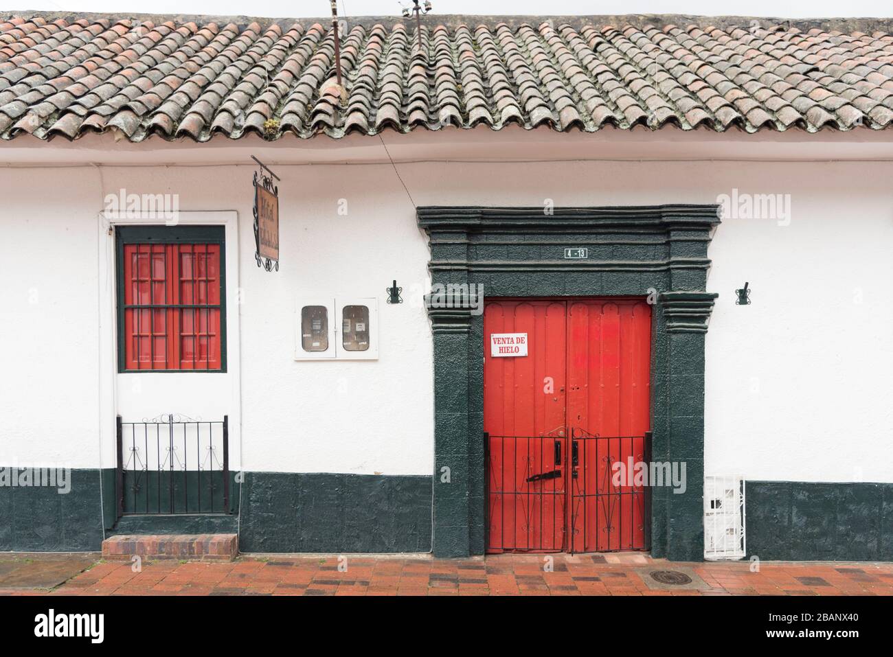 Nemocon, Cundinamarca / Colombie; 24 mars 2018: Construction traditionnelle avec une porte rouge fermée, façade de l'Hôtel Valle de la Sal. Connectez-vous à Do Banque D'Images