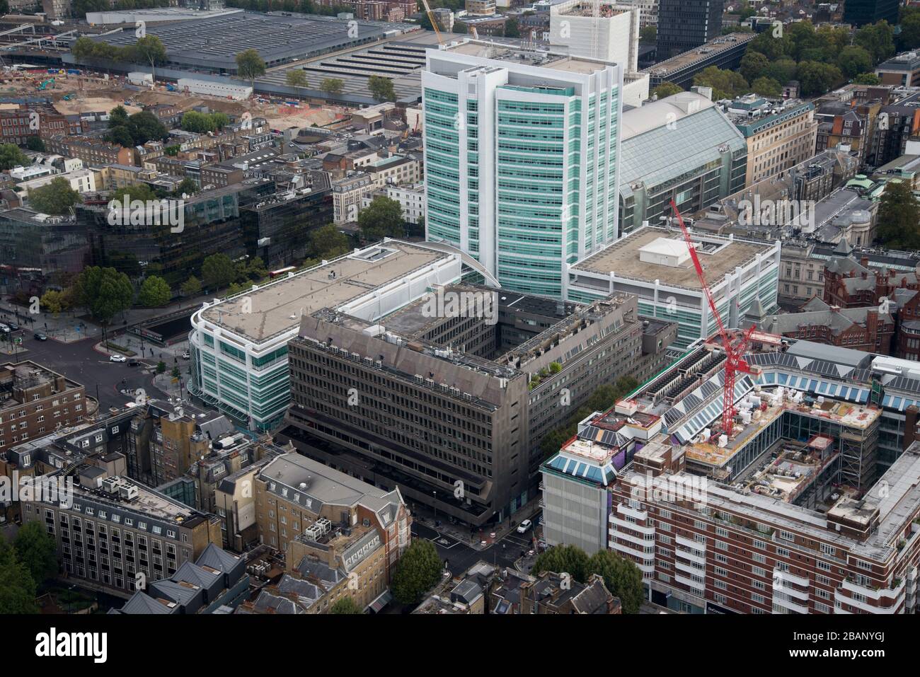 Vue aérienne du University College Hospital Maple House Wellcome Trust Gibbs Building de la BT Tower, 60 Cleveland St, Fitzrovia, Londres W1T 4 JZ Banque D'Images