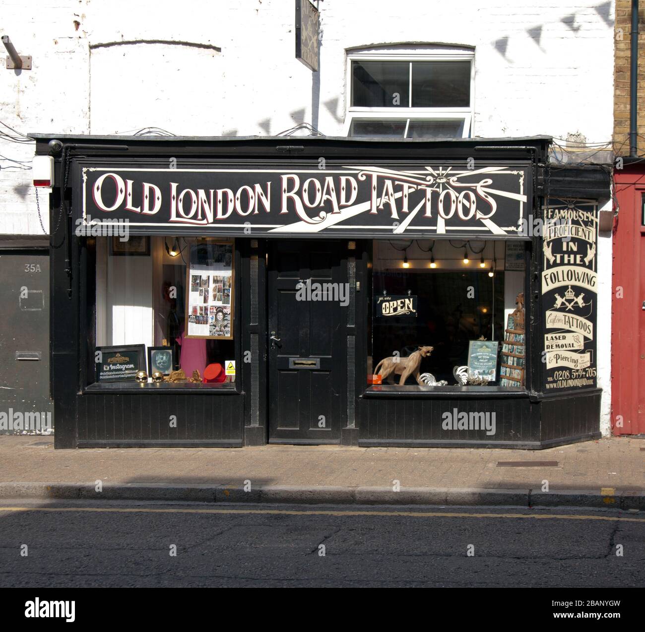 Old London Road Tattoos shop à Kingston upon Thames, Angleterre. Banque D'Images