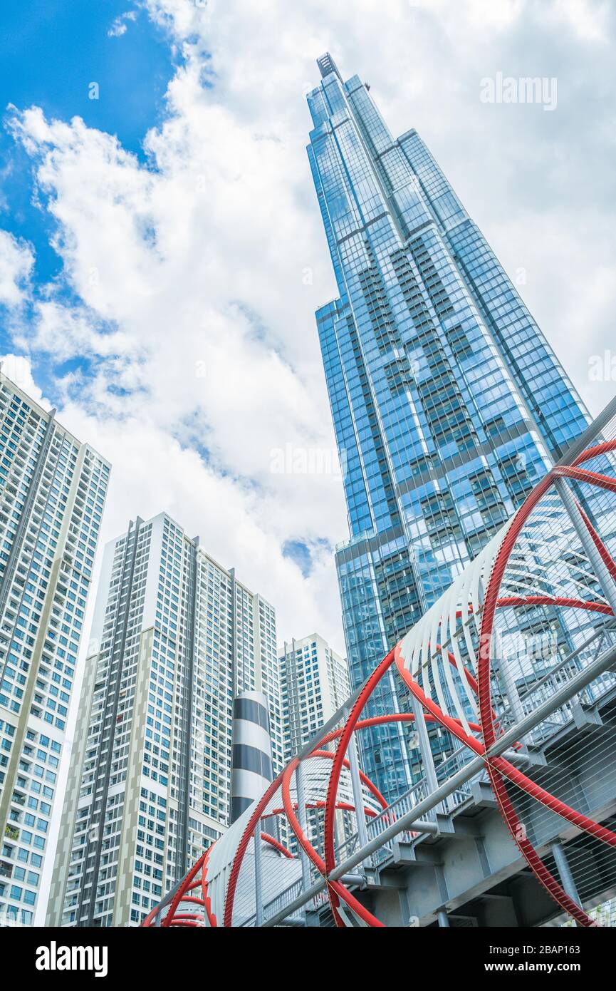 Saigon / Vietnam, juillet 2018 - Landmark 81 est un gratte-ciel super-grand du projet Vinhomes Central Park à Ho Chi Minh Ville, Vietnam. Banque D'Images
