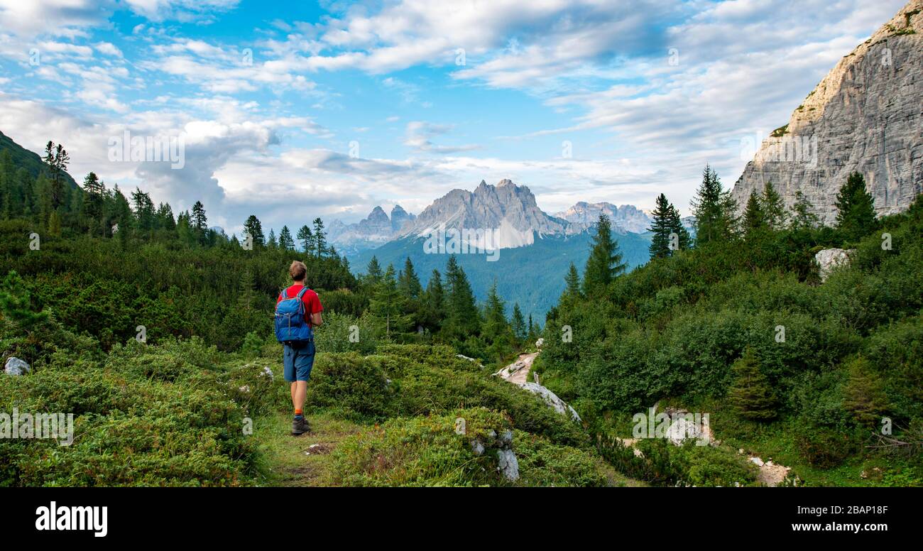 Randonneurs sur un sentier de randonnée, sentier de randonnée au Lago di Sorapis, dans le groupe de montagne arrière Cadin pics, Cima Cadin, Dolomites, Belluno, Italie Banque D'Images
