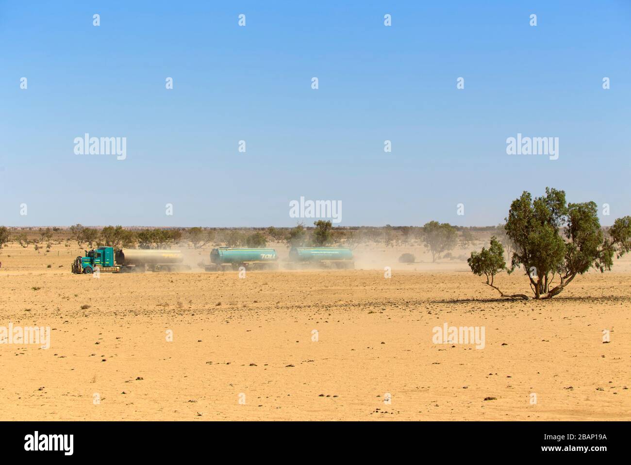 Train à péage transportant du carburant sur la piste Strzelecki dans l'arrière-pays de l'Australie méridionale Banque D'Images