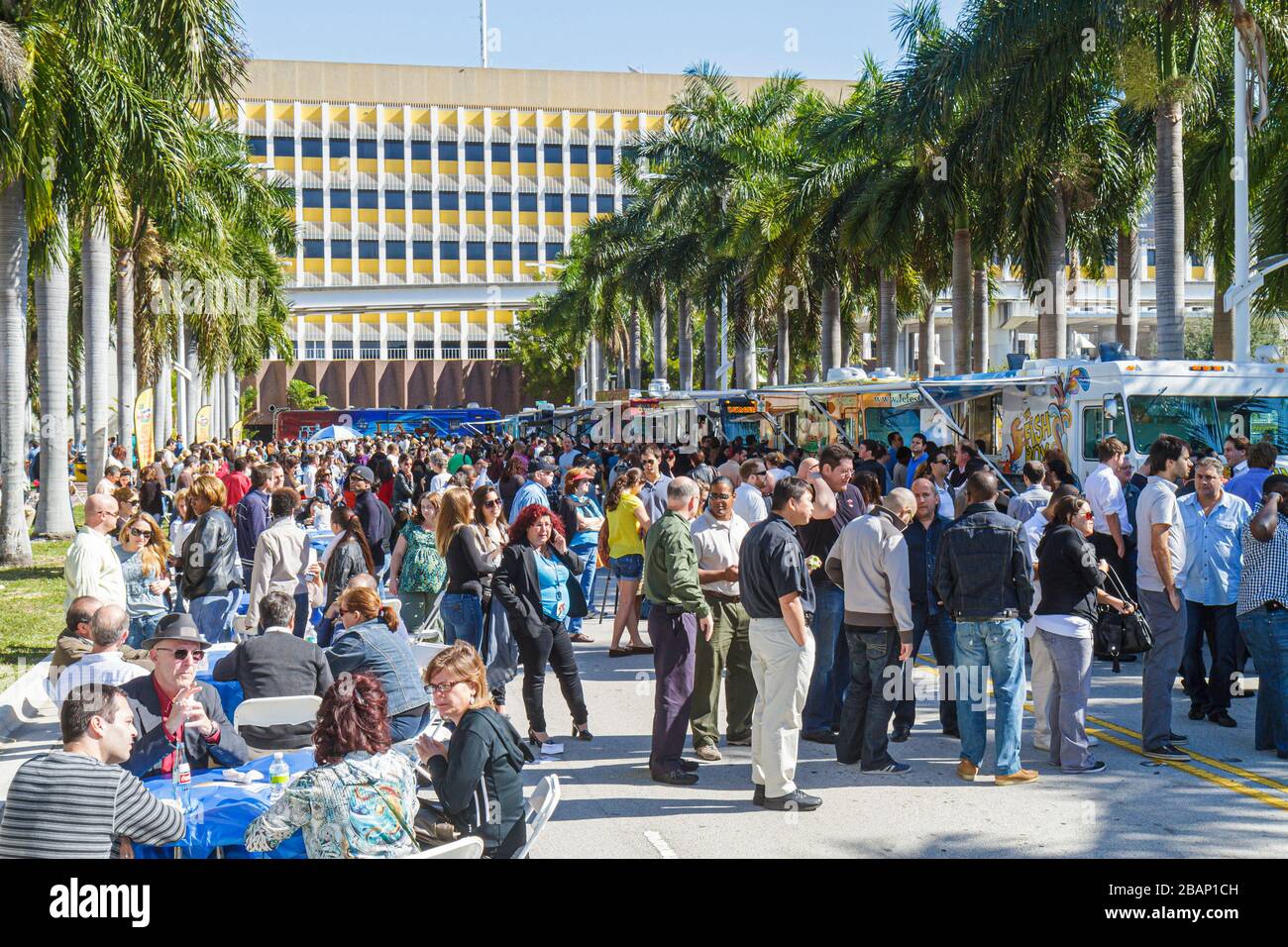 Miami Florida,Street Food Fridays,Gourmet food Truck,Trucks,Vans,populaire,foule,lignes,files d'attente,FL110116022 Banque D'Images