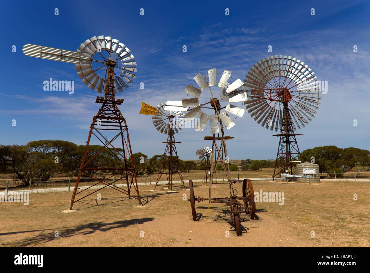 Toujours en activité, la collection de moulins à vent est maintenant un musée à Penong en Australie méridionale Banque D'Images