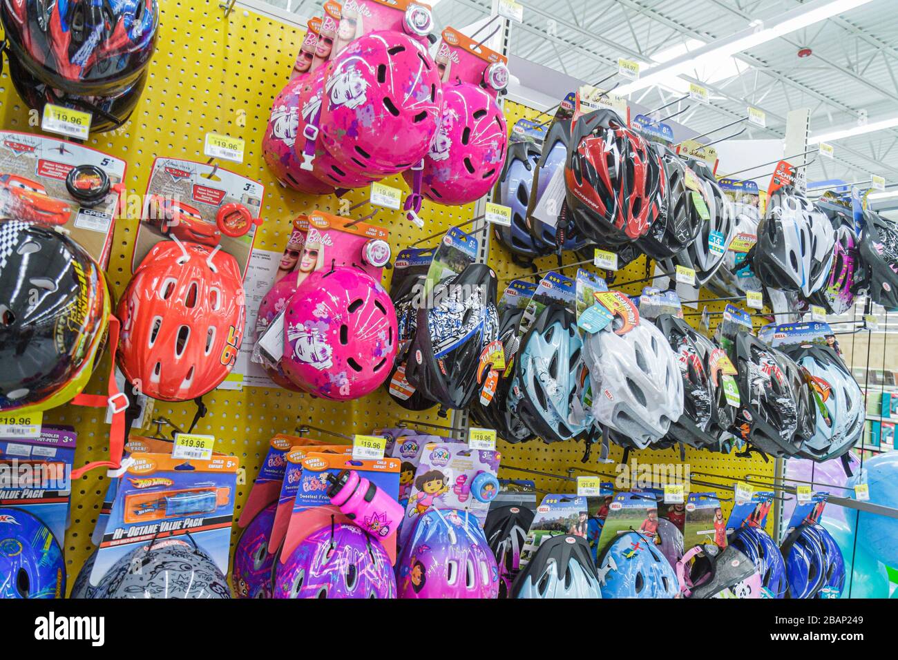 Miami Florida,Walmart,vente de vitrine,casques de sécurité,vélo,vélo,équitation,vélo,rider,skateboard,shopping shoppers shopping magasins marché Banque D'Images