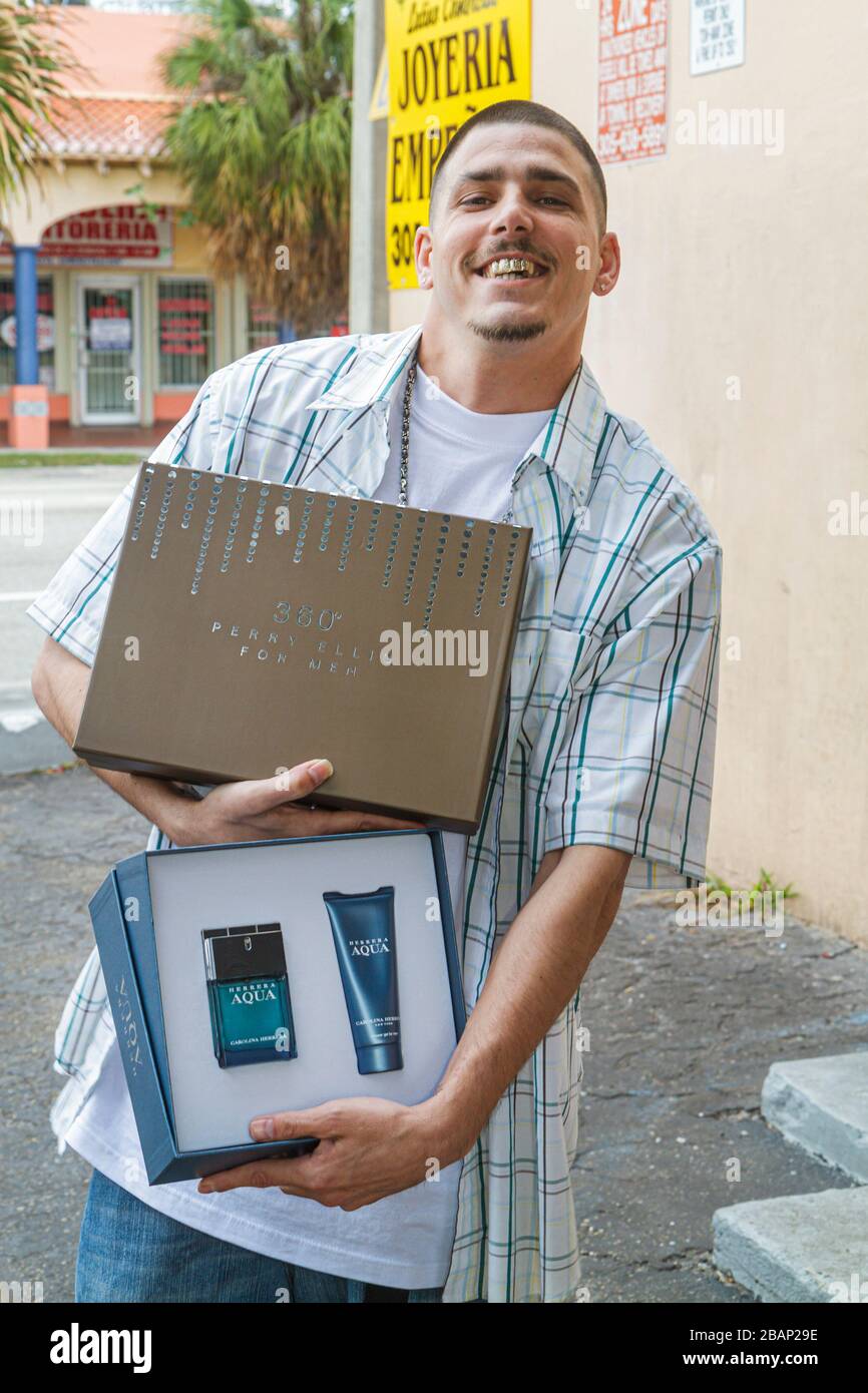 Miami Florida, homme hispanique hommes adultes hommes adultes, rue, vendeurs stall stands stand stand stand marché, vente,homme, homme de Cologne, toilette Banque D'Images