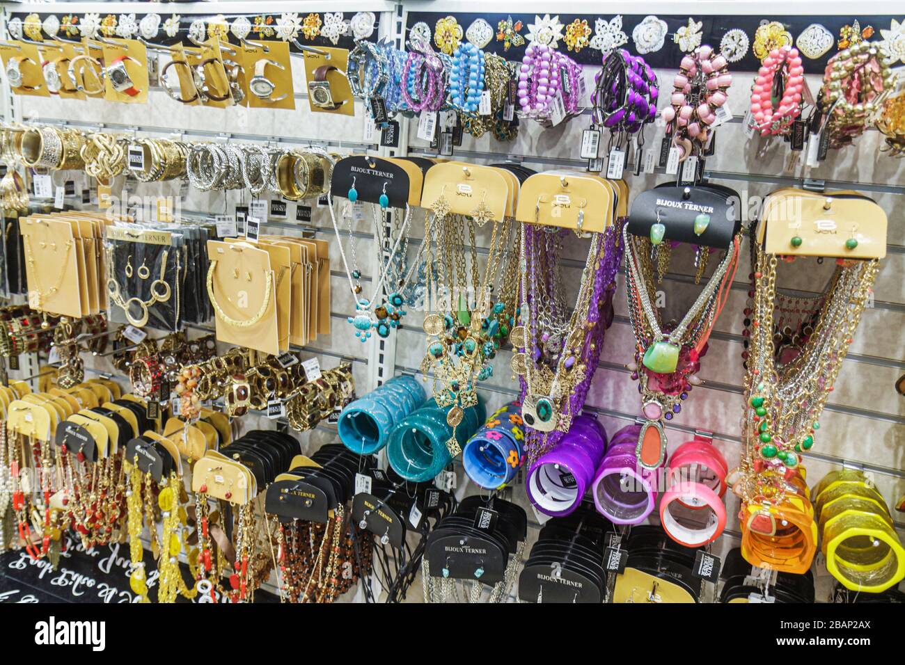 Miami Beach Florida,Walgreens,pharmacie,pharmacie,vente,vitrine,bijoux  fantaisie,bijoux,bracelets,colliers,FL110217039 Photo Stock - Alamy