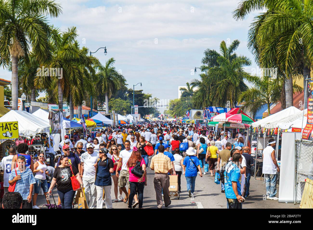 Miami Florida,Little Havana,Calle Ocho Street Festival,célébration hispanique,foule,stands,vendeurs stall stands stands stand stands marché,FL110313 Banque D'Images