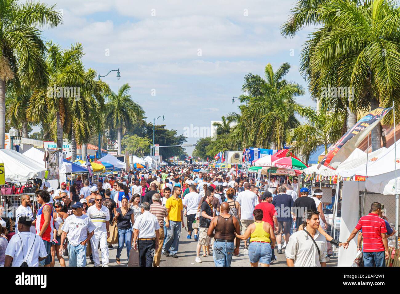 Miami Florida,Little Havana,Calle Ocho Street Festival,Hispanic Latin Latino immigrants ethniquement minoritaires,événement,célébration,foule,stands,vendo Banque D'Images