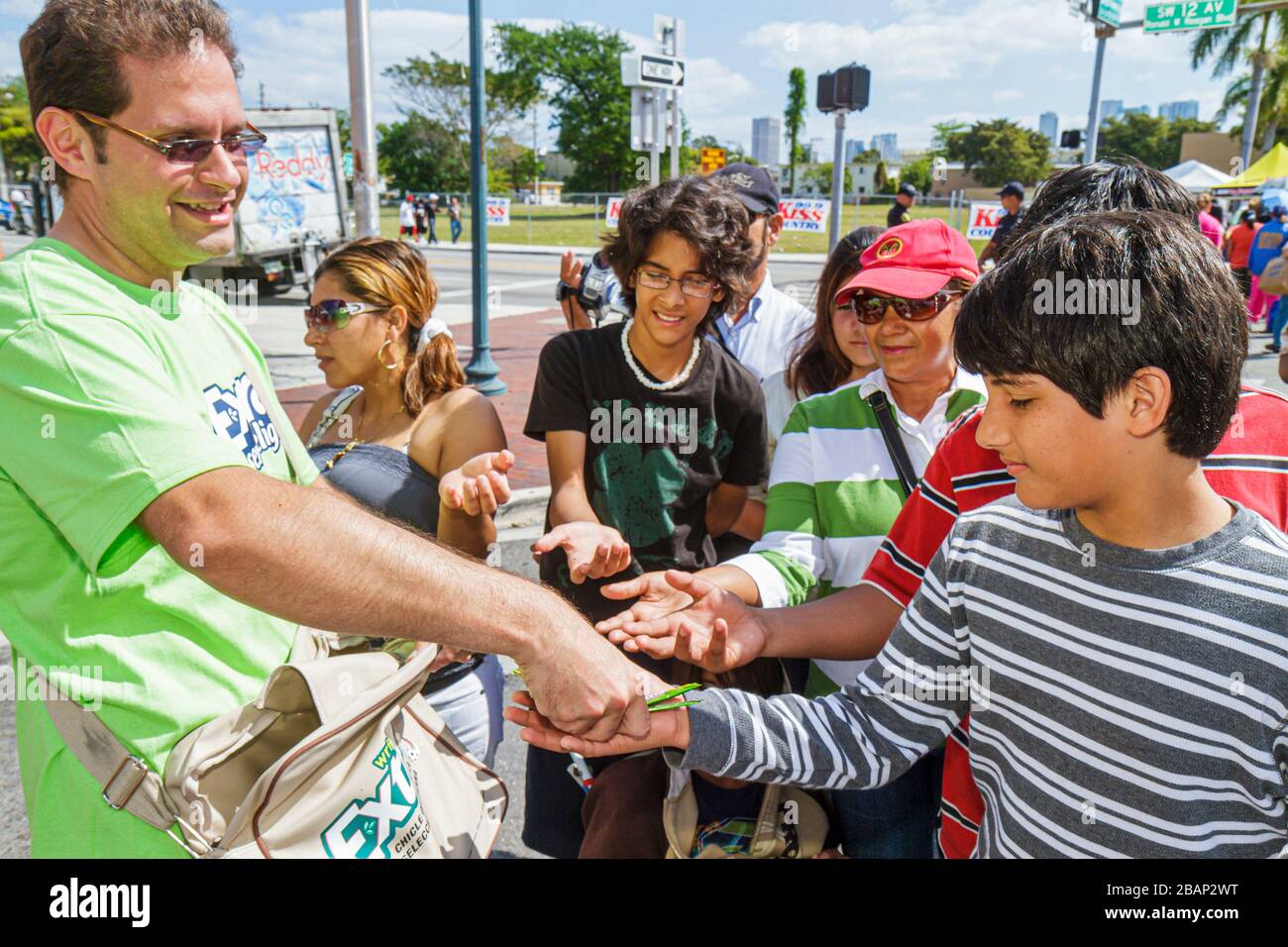 Miami Florida, Little Havana, Calle Ocho Street Festival, célébration hispanique, échantillons gratuits, produit, donner, marketing de produit, homme hommes hommes adulte Banque D'Images