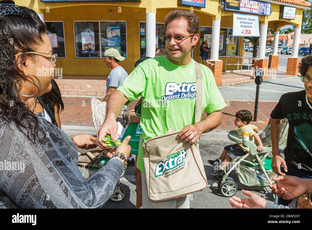 Miami Florida, Little Havana, Calle Ocho Street Festival, célébration hispanique, échantillons gratuits, produit, donner, marketing de produit, homme hommes hommes adulte Banque D'Images