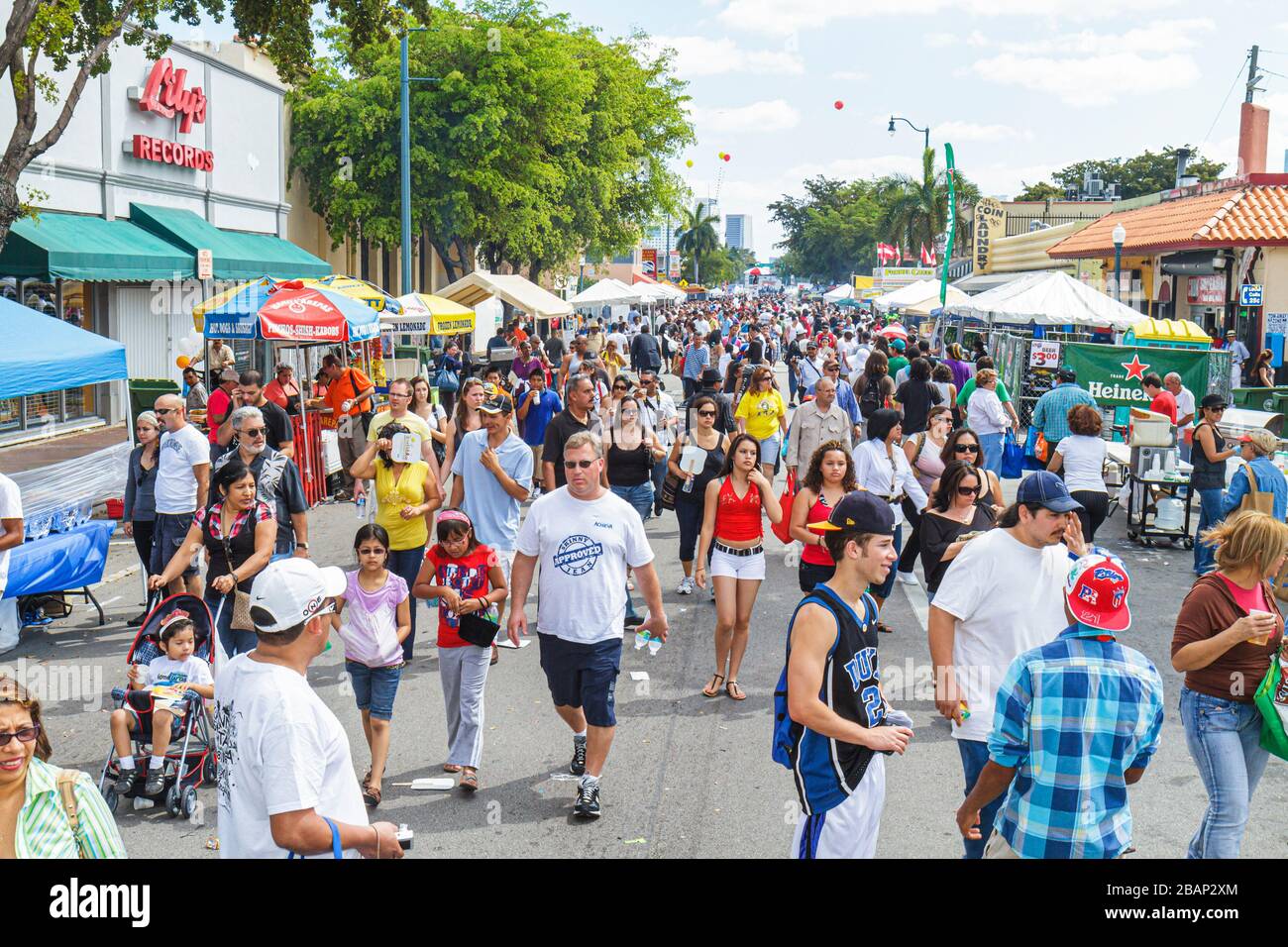 Miami Florida,Little Havana,Calle Ocho Street Festival,célébration hispanique,foule,stands,vendeurs stall stands stands stand stands marché,FL110313 Banque D'Images