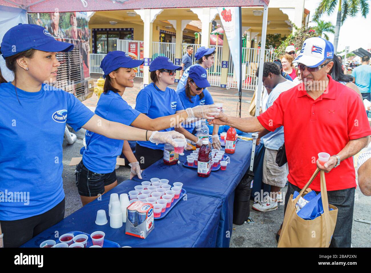 Miami Florida,Little Havana,Calle Ocho Street Festival,célébration hispanique,échantillons gratuits,produit,donner, marketing produit,ligne,file d'attente,Ocean S. Banque D'Images