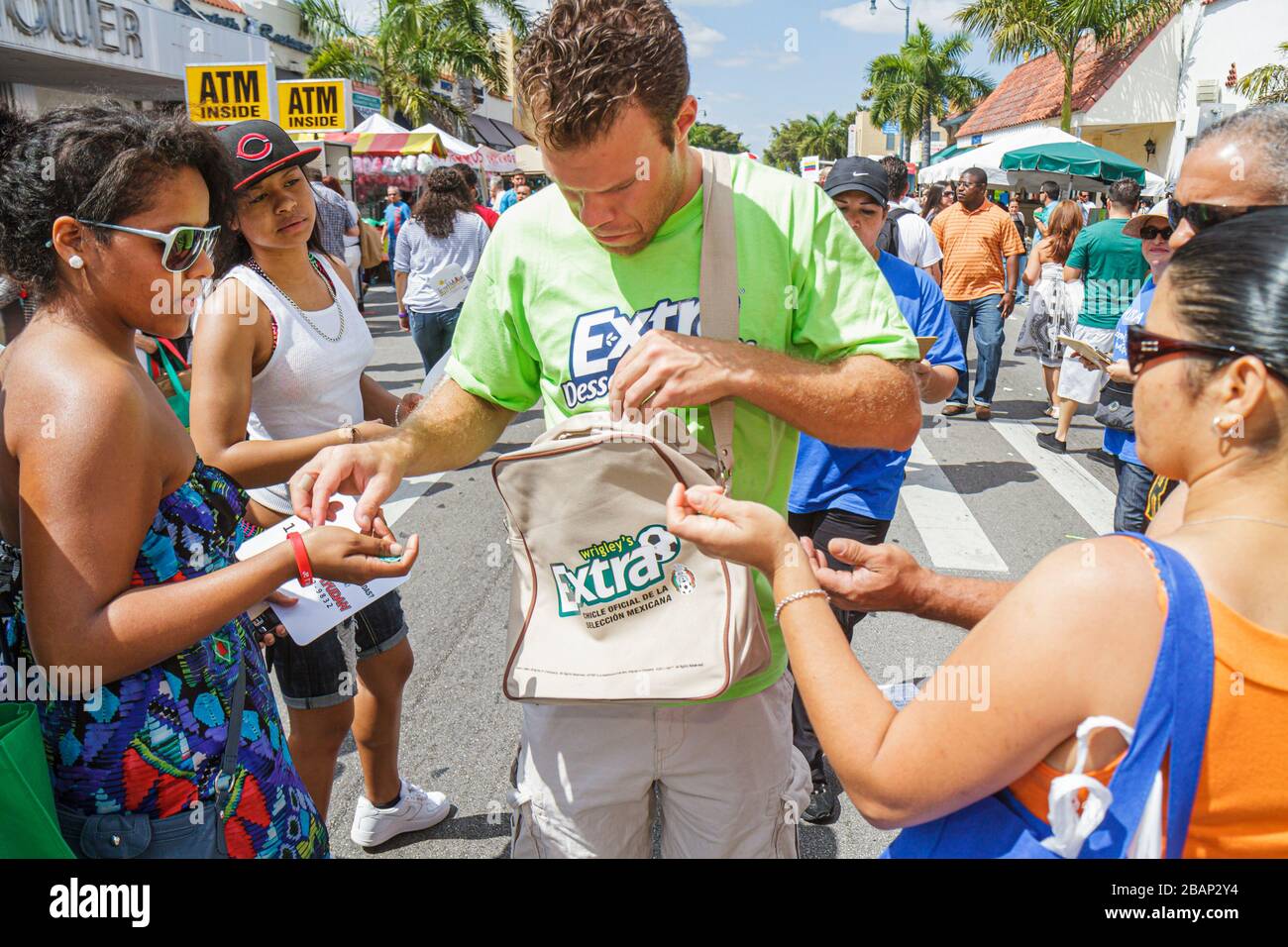 Miami Floride, Little Havana, Calle Ocho Street Festival, célébration hispanique, échantillons gratuits, produit, donner, marketing de produit, homme hommes, femme Banque D'Images