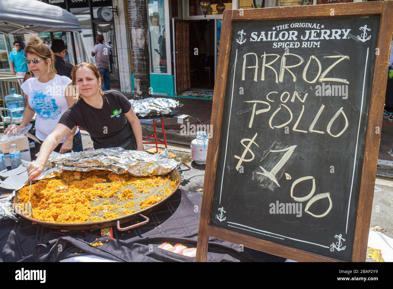 Miami Florida, Little Havana, Calle Ocho Street Festival, célébration hispanique, nourriture, vendeurs stall stands stands stand stand marché, acheteur achat sel Banque D'Images