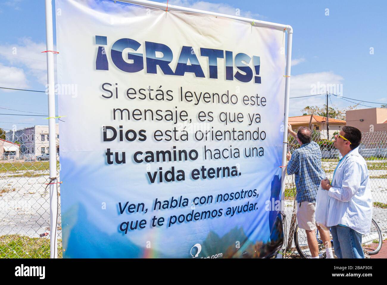 Miami Florida,Little Havana,Calle Ocho Street Festival,célébration hispanique,bannière,signe,religion,message,langue espagnole,bilingue,FL110313 Banque D'Images