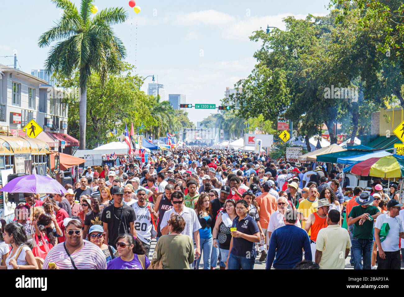 Miami Florida,Little Havana,Calle Ocho Street Festival,célébration hispanique,foule,stands,vendeurs stall stands stands stand stands marché,FL110313 Banque D'Images