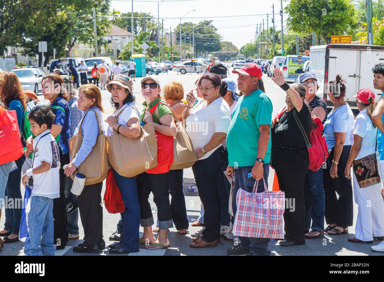 Miami Florida,Little Havana,Calle Ocho Street Festival,célébration hispanique,échantillons gratuits,produit,donner, marketing produit,ligne,file d'attente,FL11031 Banque D'Images