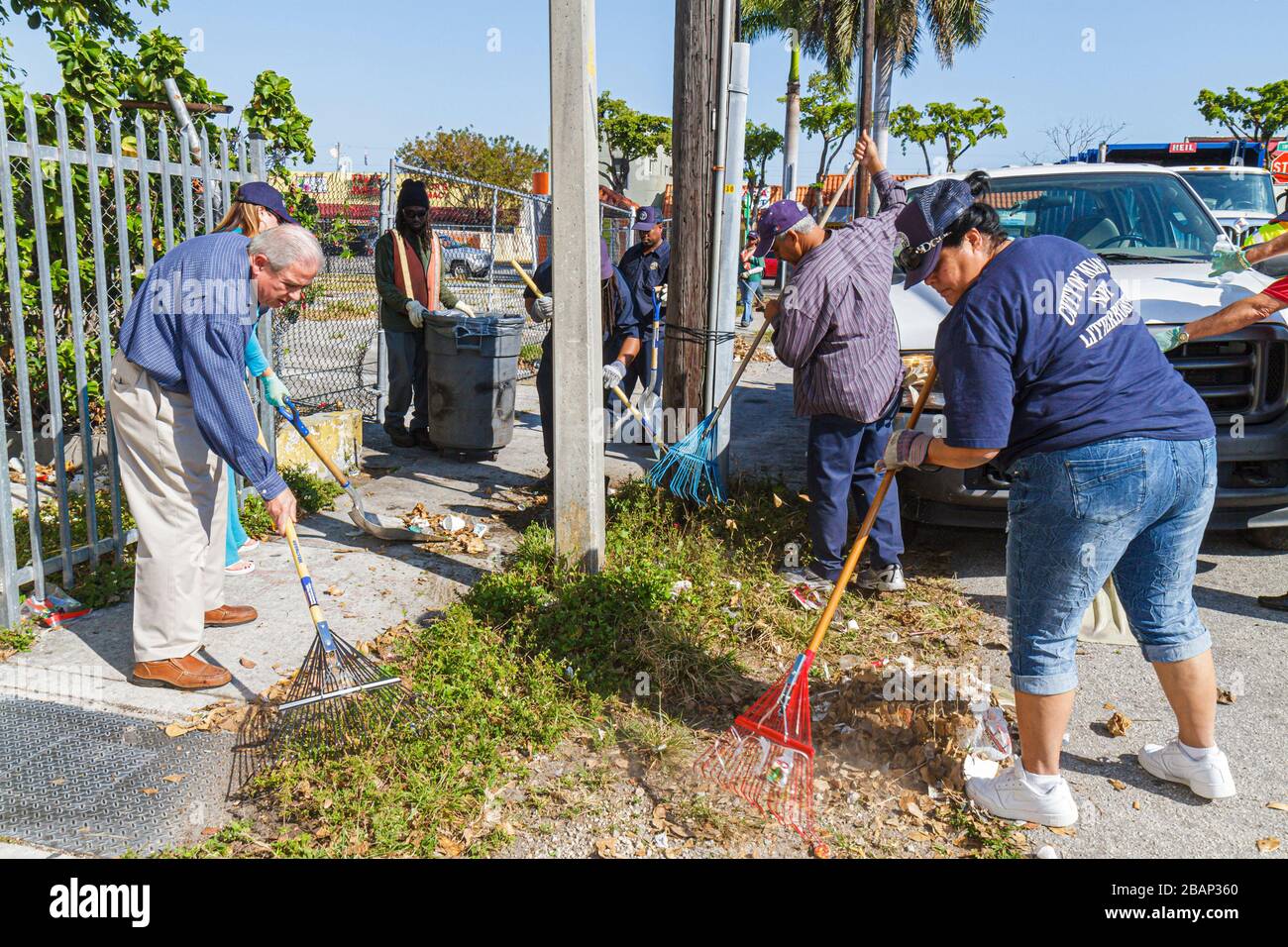 Miami Florida,Little Havana,nettoyage de la communauté,bénévoles bénévoles bénévoles travailleurs du travail,travail d'équipe travaillant ensemble pour aider à prêter,il Banque D'Images