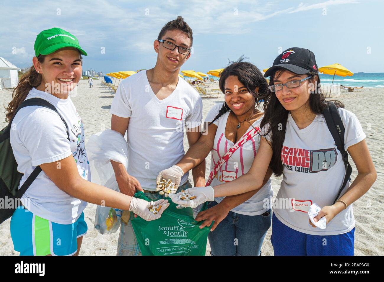 Miami Beach Florida,mains sur HANDSON,Miami Beach,nettoyer,litière,déchets,pollution,sable,bénévoles bénévoles bénévoles travailleurs du travail,travail à Banque D'Images